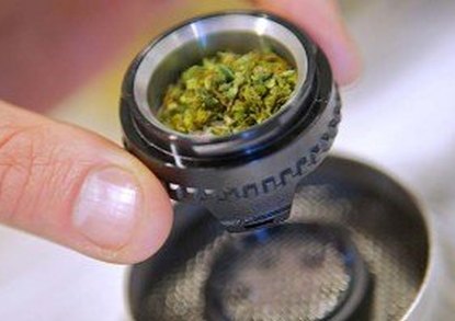 inserimento cannabis legale ad alto CBD in un vaporizzatore