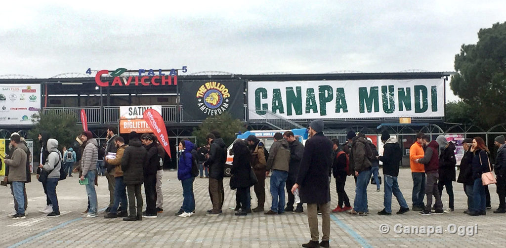 Canapa Mundi cresce ancora - lunga fila per le biglietterie